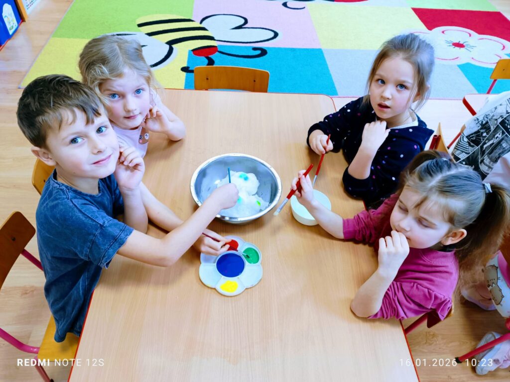 Eksperymenty z wodą i śniegiem w grupie "Motylki".