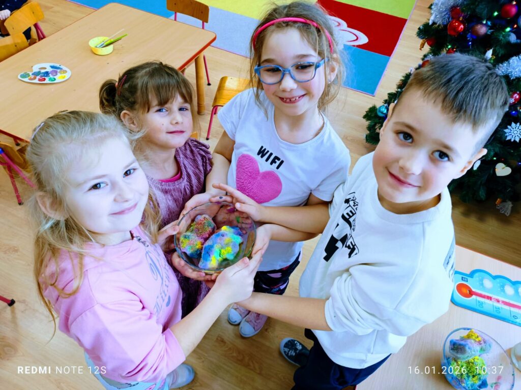 Eksperymenty z wodą i śniegiem w grupie "Motylki".