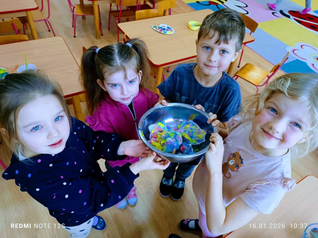 Eksperymenty z wodą i śniegiem w grupie "Motylki".