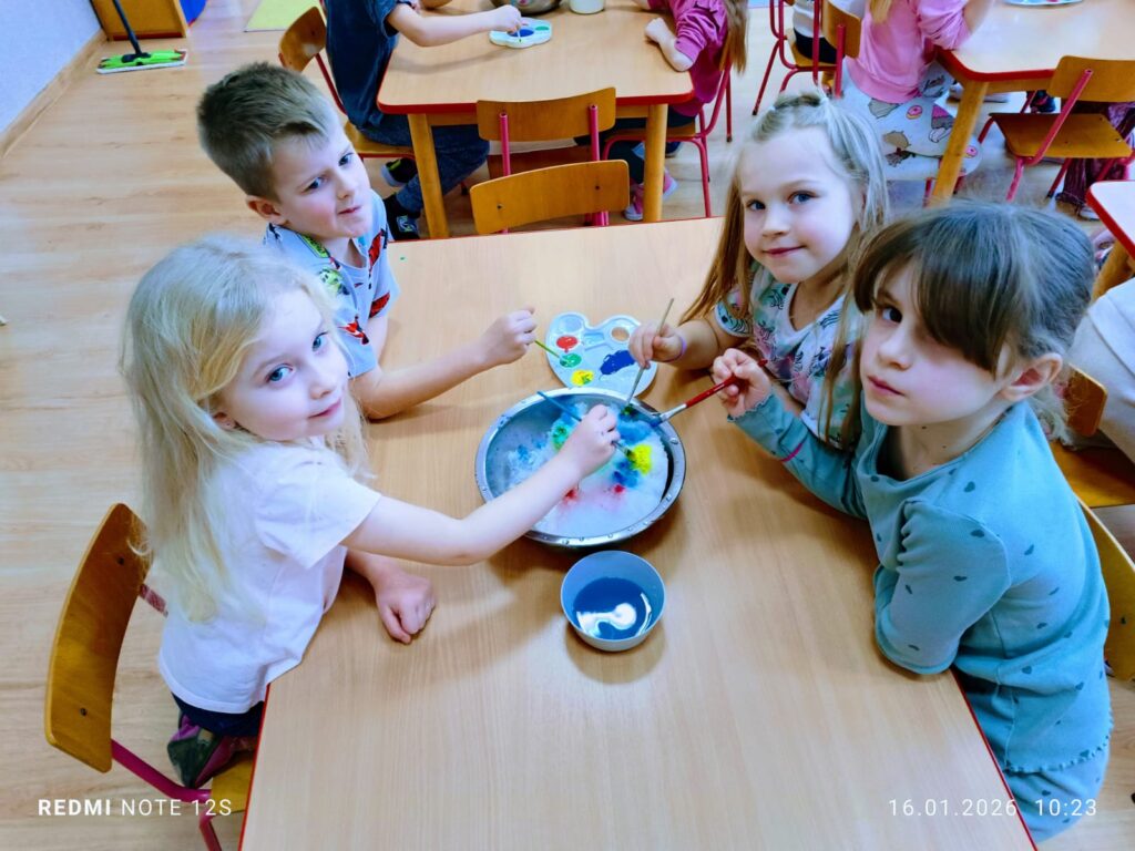 Eksperymenty z wodą i śniegiem w grupie "Motylki".