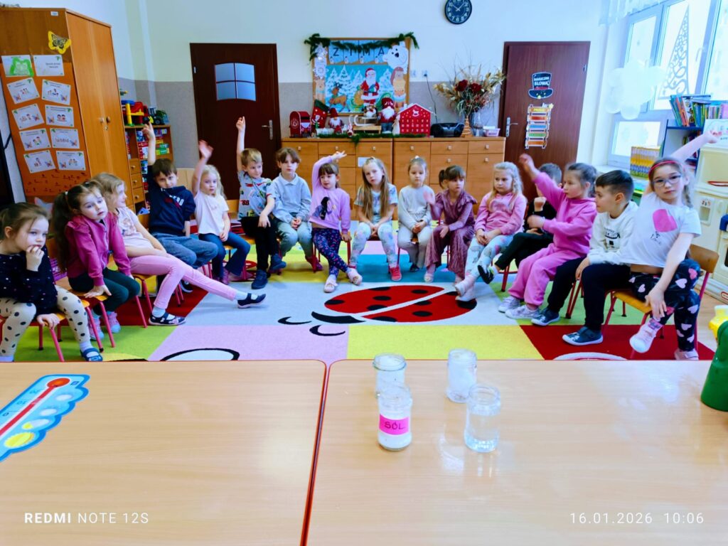 Eksperymenty z wodą i śniegiem w grupie "Motylki".
