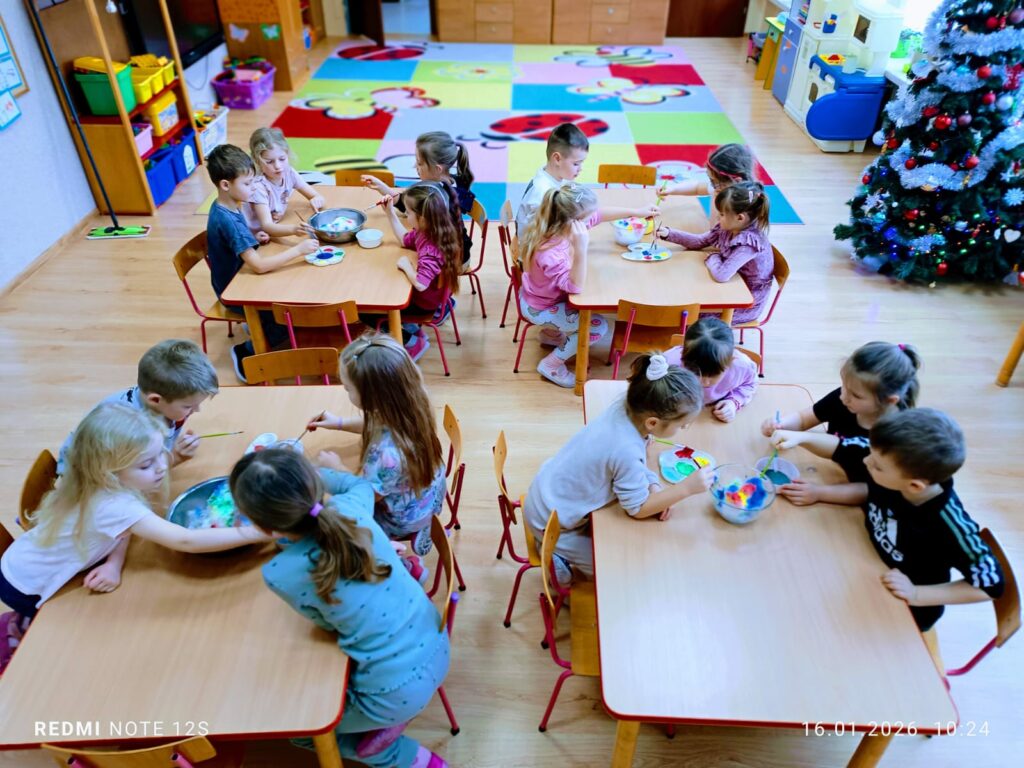 Eksperymenty z wodą i śniegiem w grupie "Motylki".