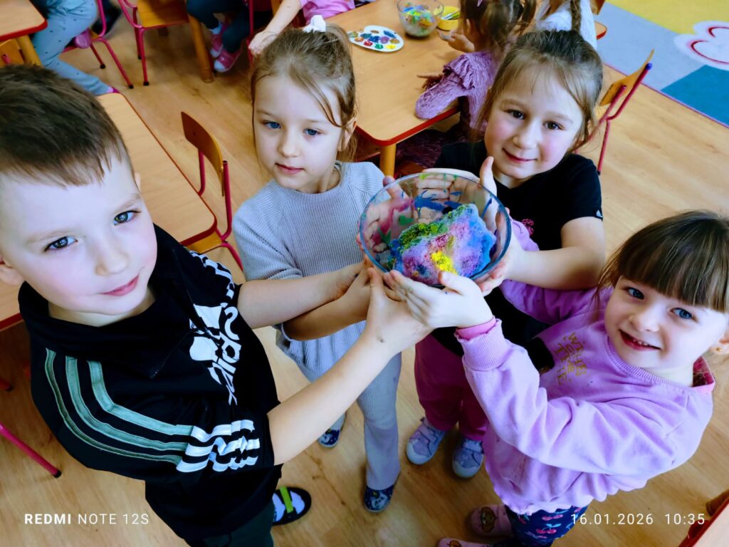 Eksperymenty z wodą i śniegiem w grupie "Motylki".