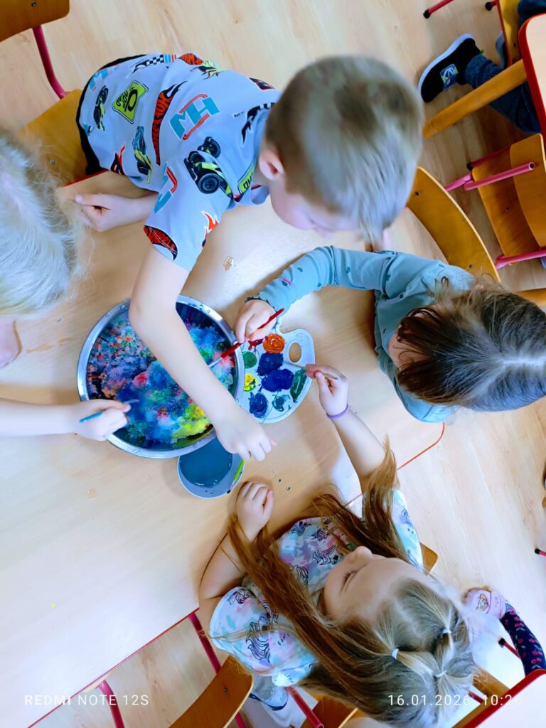 Eksperymenty z wodą i śniegiem w grupie "Motylki".