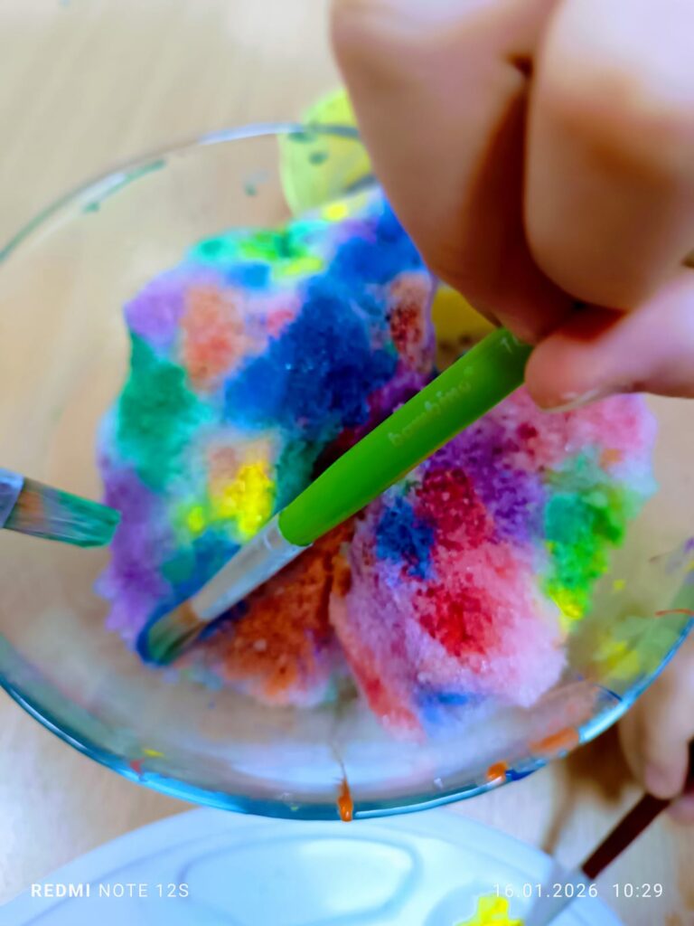 Eksperymenty z wodą i śniegiem w grupie "Motylki".