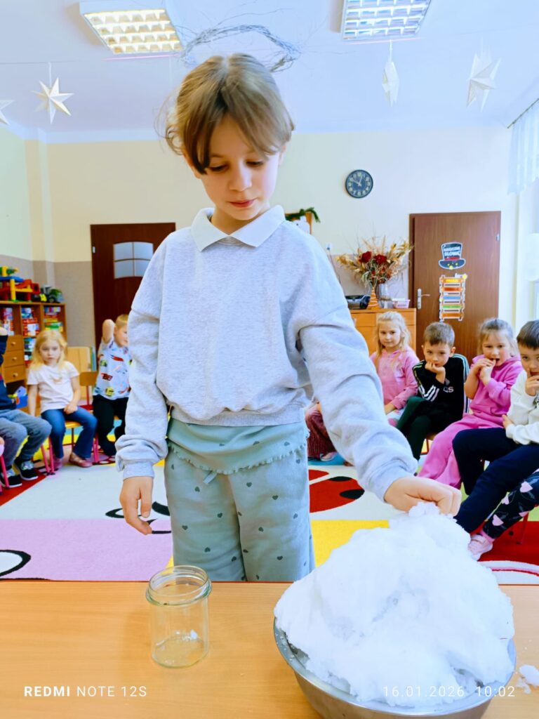 Eksperymenty z wodą i śniegiem w grupie "Motylki".