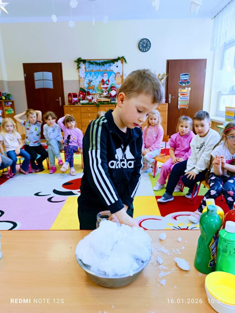 Eksperymenty z wodą i śniegiem w grupie "Motylki".