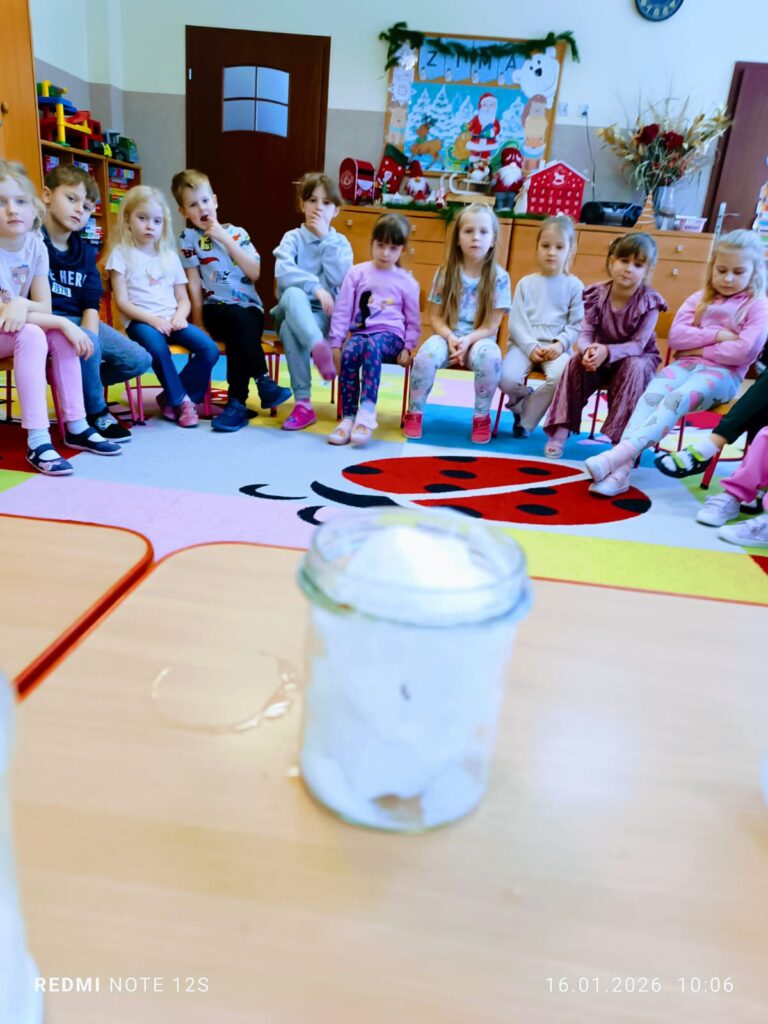 Eksperymenty z wodą i śniegiem w grupie "Motylki".