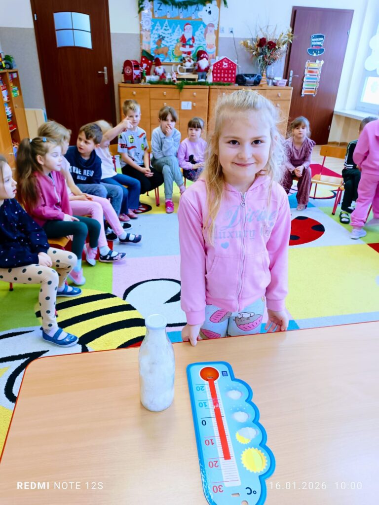 Eksperymenty z wodą i śniegiem w grupie "Motylki".