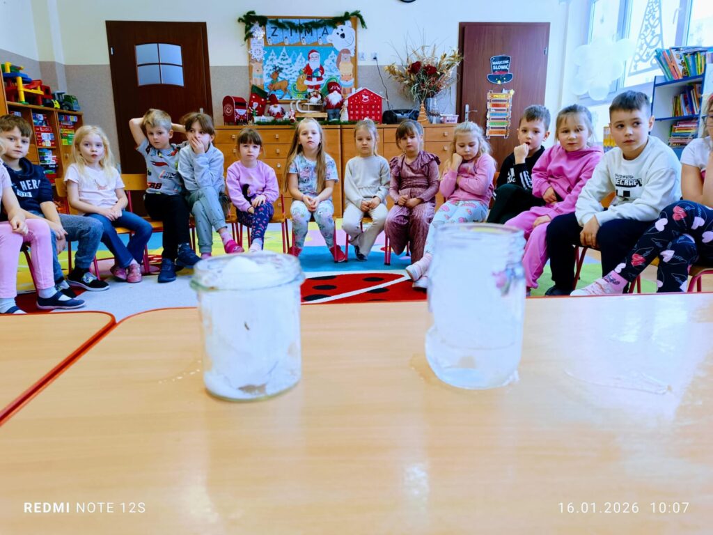 Eksperymenty z wodą i śniegiem w grupie "Motylki".
