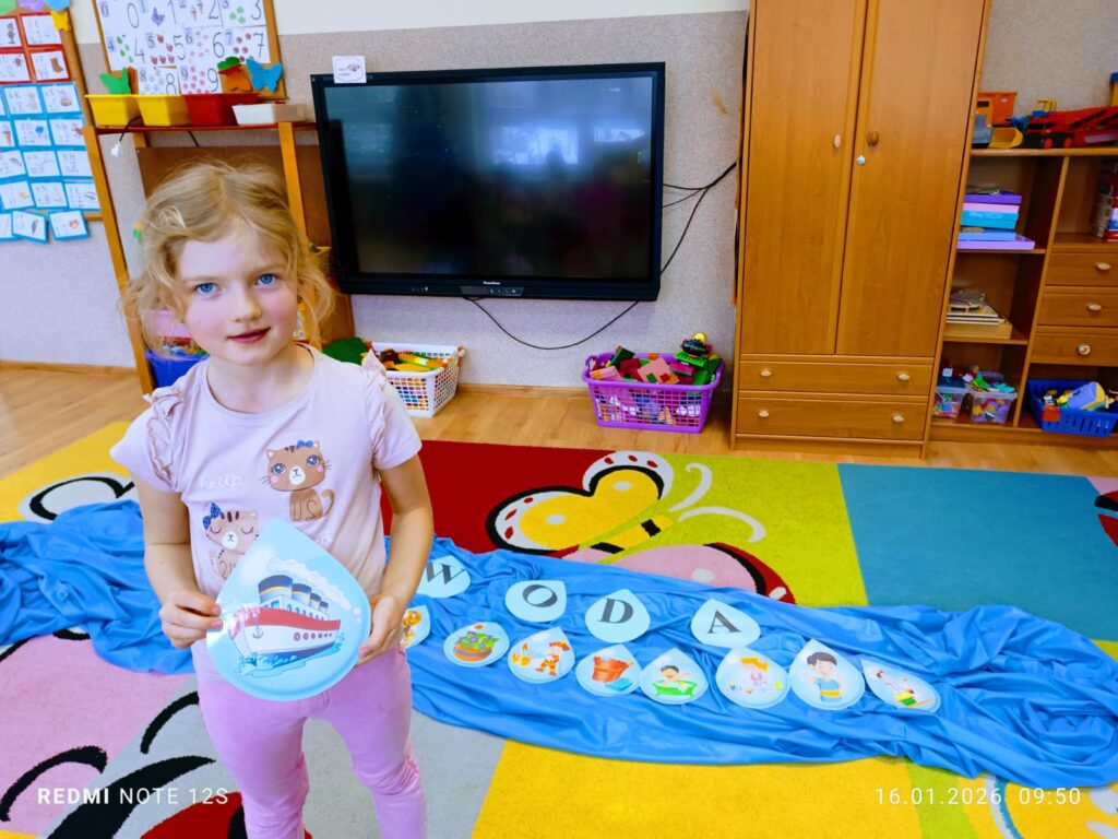 Eksperymenty z wodą i śniegiem w grupie "Motylki".