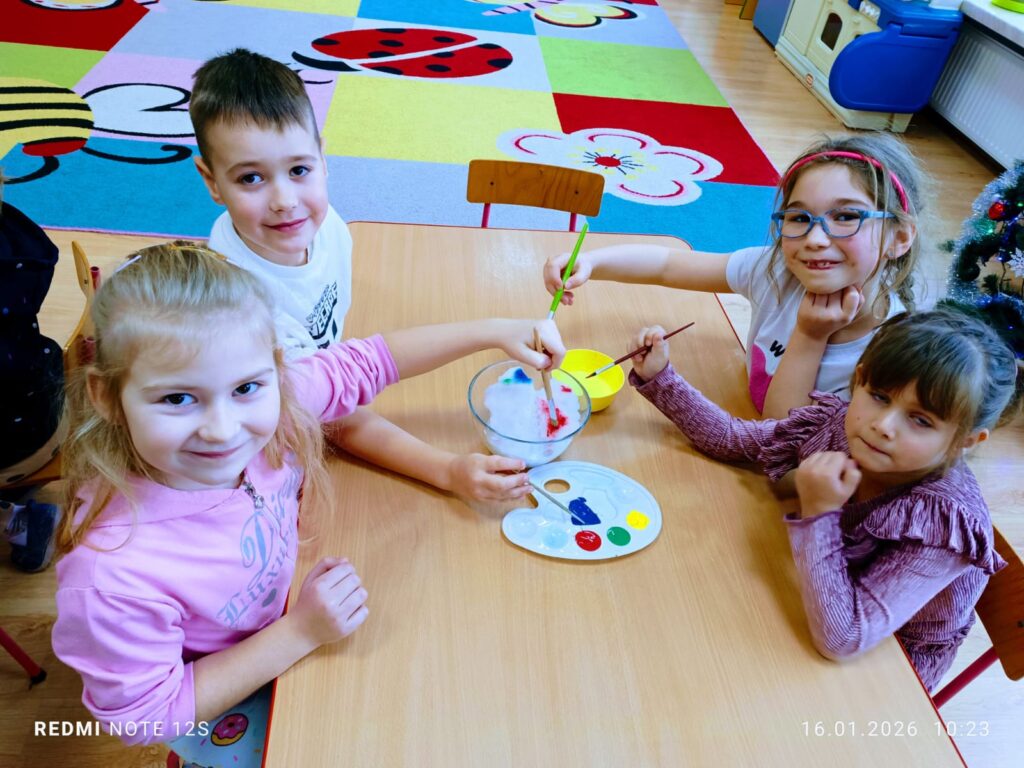 Eksperymenty z wodą i śniegiem w grupie "Motylki".