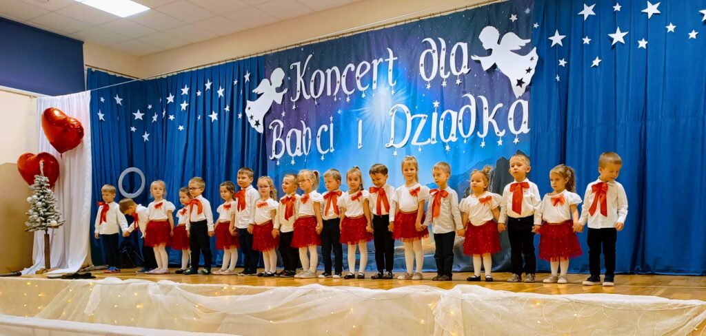 "Koncert dla Babci i Dziadka" w wykonaniu dzieci z grupy "Biedronki".