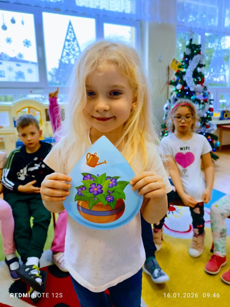 Eksperymenty z wodą i śniegiem w grupie "Motylki".