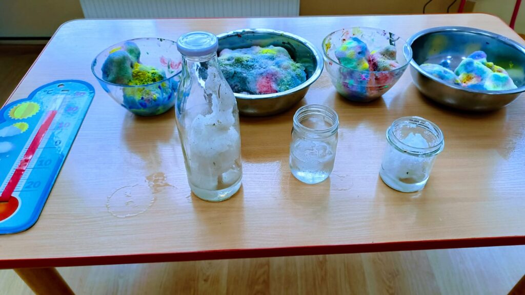 Eksperymenty z wodą i śniegiem w grupie "Motylki".