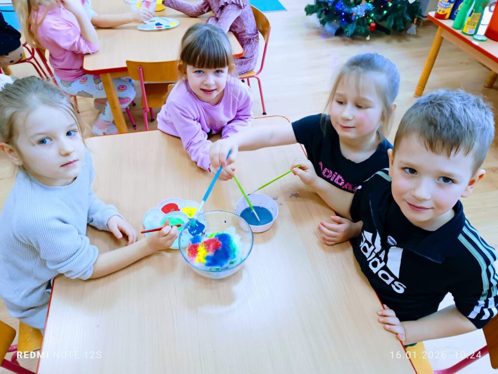 Eksperymenty z wodą i śniegiem w grupie "Motylki".