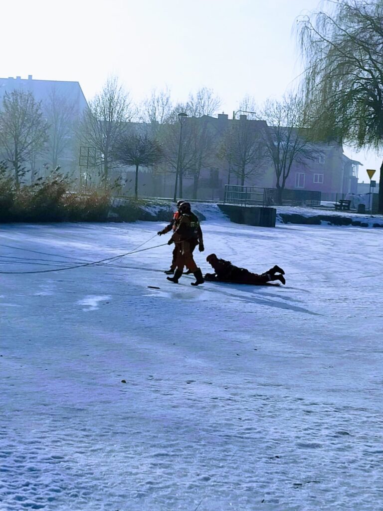 "Lekcja bezpieczeństwa nad lodem" – ćwiczenia ratownictwa lodowego w Busku-Zdroju.