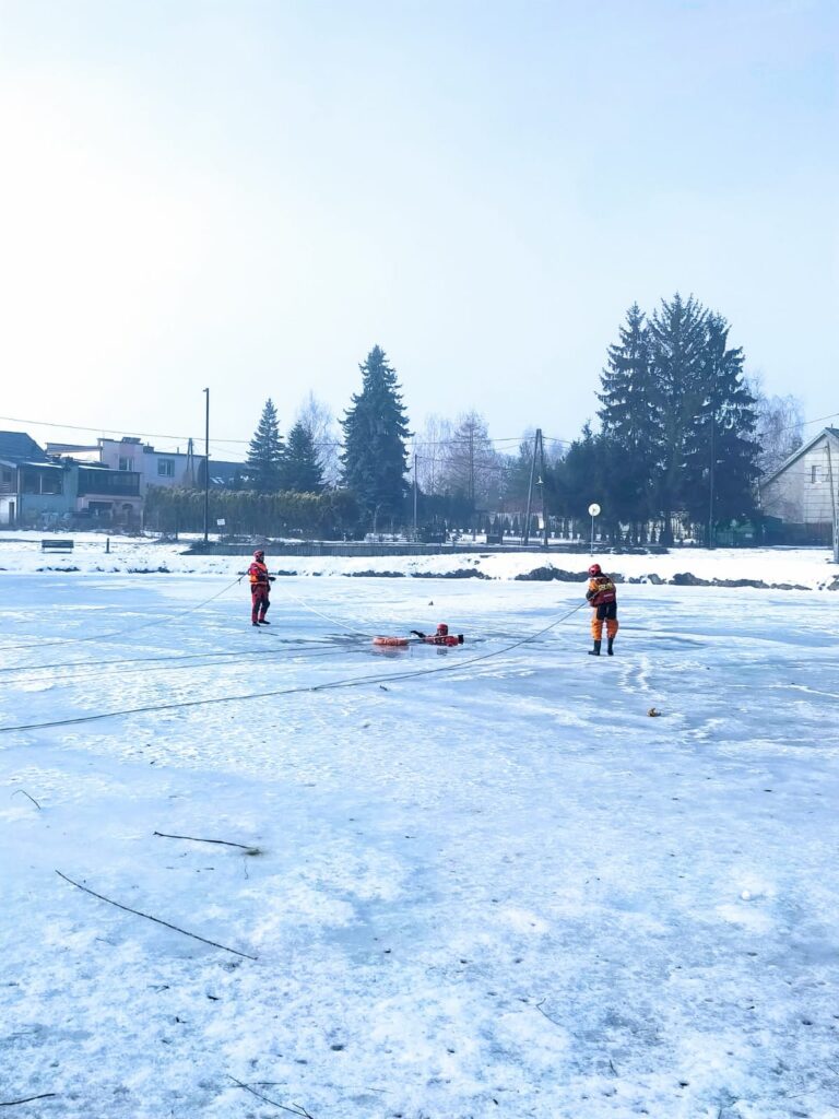 "Lekcja bezpieczeństwa nad lodem" – ćwiczenia ratownictwa lodowego w Busku-Zdroju.