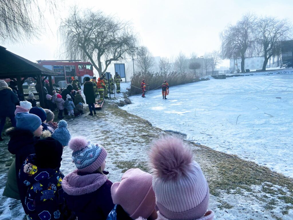 "Lekcja bezpieczeństwa nad lodem" – ćwiczenia ratownictwa lodowego w Busku-Zdroju.