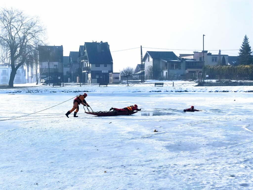 "Lekcja bezpieczeństwa nad lodem" – ćwiczenia ratownictwa lodowego w Busku-Zdroju.
