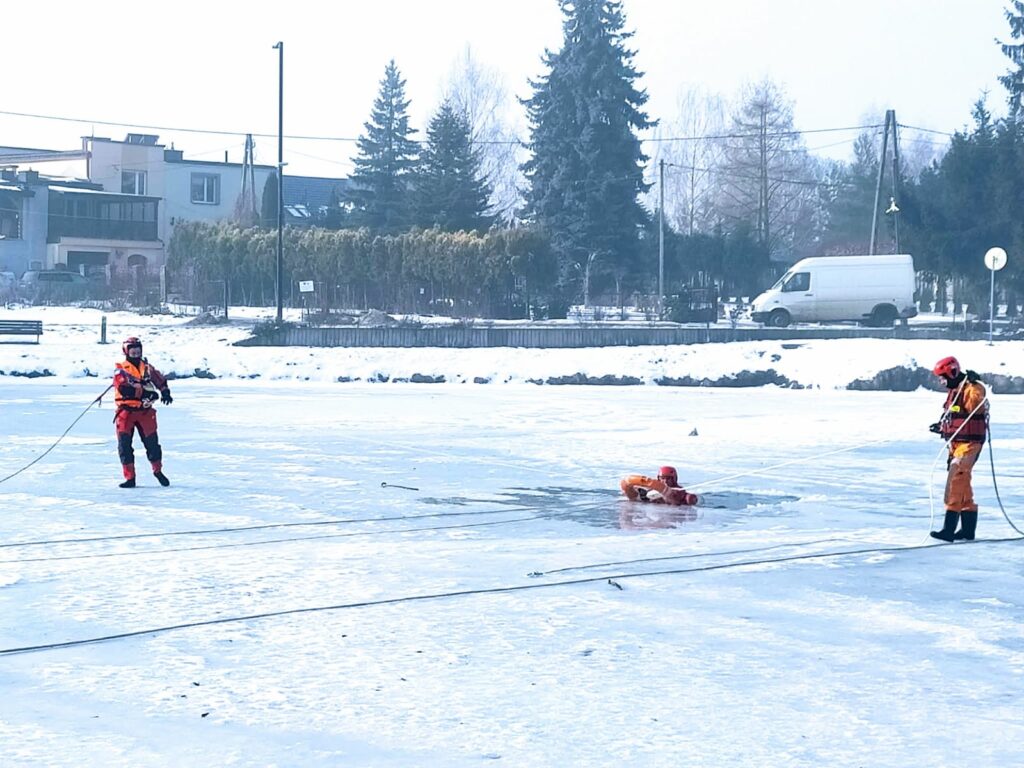 "Lekcja bezpieczeństwa nad lodem" – ćwiczenia ratownictwa lodowego w Busku-Zdroju.
