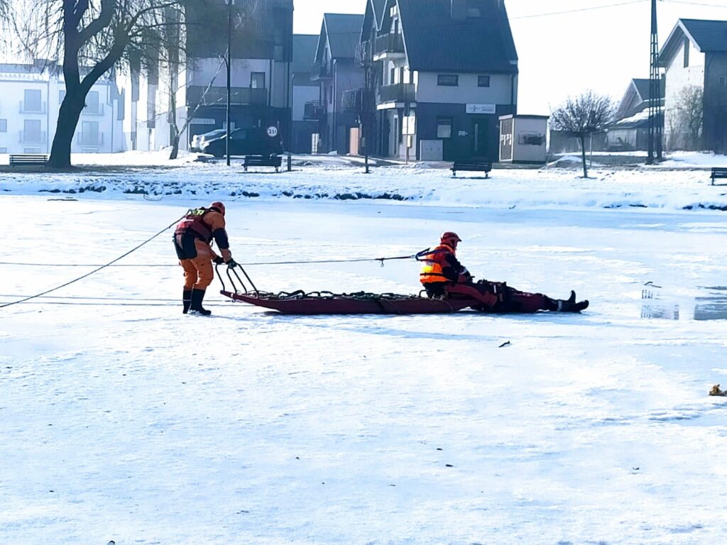 "Lekcja bezpieczeństwa nad lodem" – ćwiczenia ratownictwa lodowego w Busku-Zdroju.