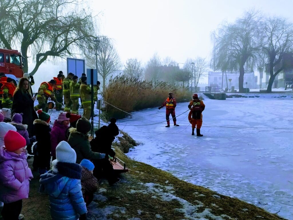 "Lekcja bezpieczeństwa nad lodem" – ćwiczenia ratownictwa lodowego w Busku-Zdroju.