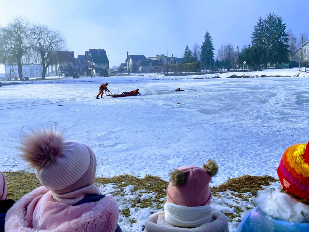 "Lekcja bezpieczeństwa nad lodem" – ćwiczenia ratownictwa lodowego w Busku-Zdroju.