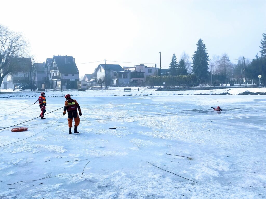 "Lekcja bezpieczeństwa nad lodem" – ćwiczenia ratownictwa lodowego w Busku-Zdroju.
