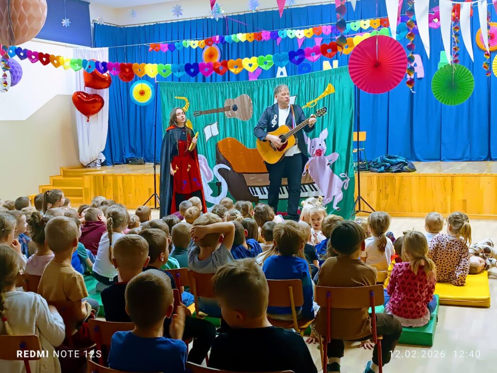 Spektakl teatralny „Muzyczne podróże do Bajlandii”.