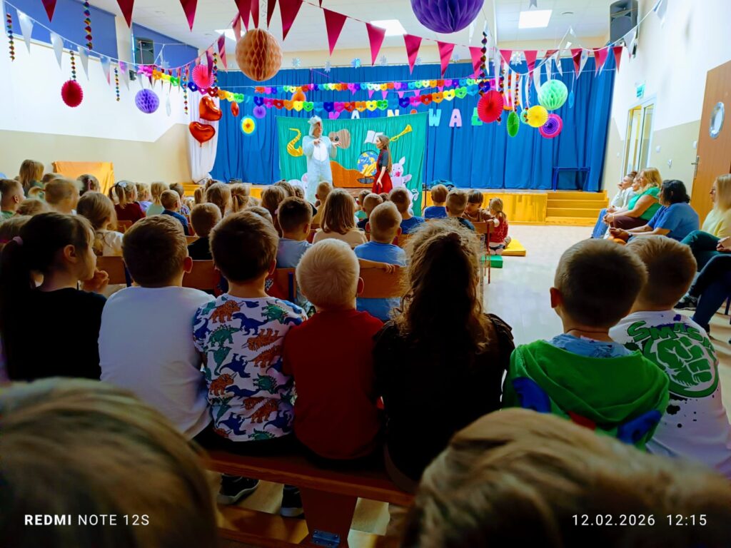 Spektakl teatralny „Muzyczne podróże do Bajlandii”.