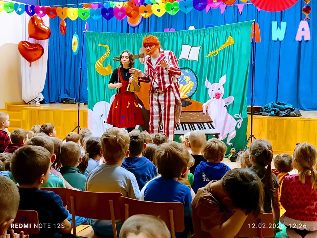 Spektakl teatralny „Muzyczne podróże do Bajlandii”.