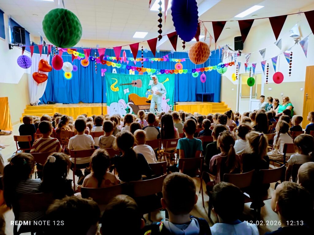 Spektakl teatralny „Muzyczne podróże do Bajlandii”.