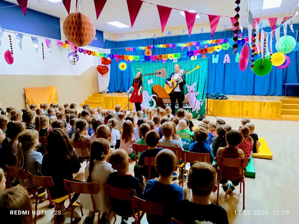 Spektakl teatralny „Muzyczne podróże do Bajlandii”.