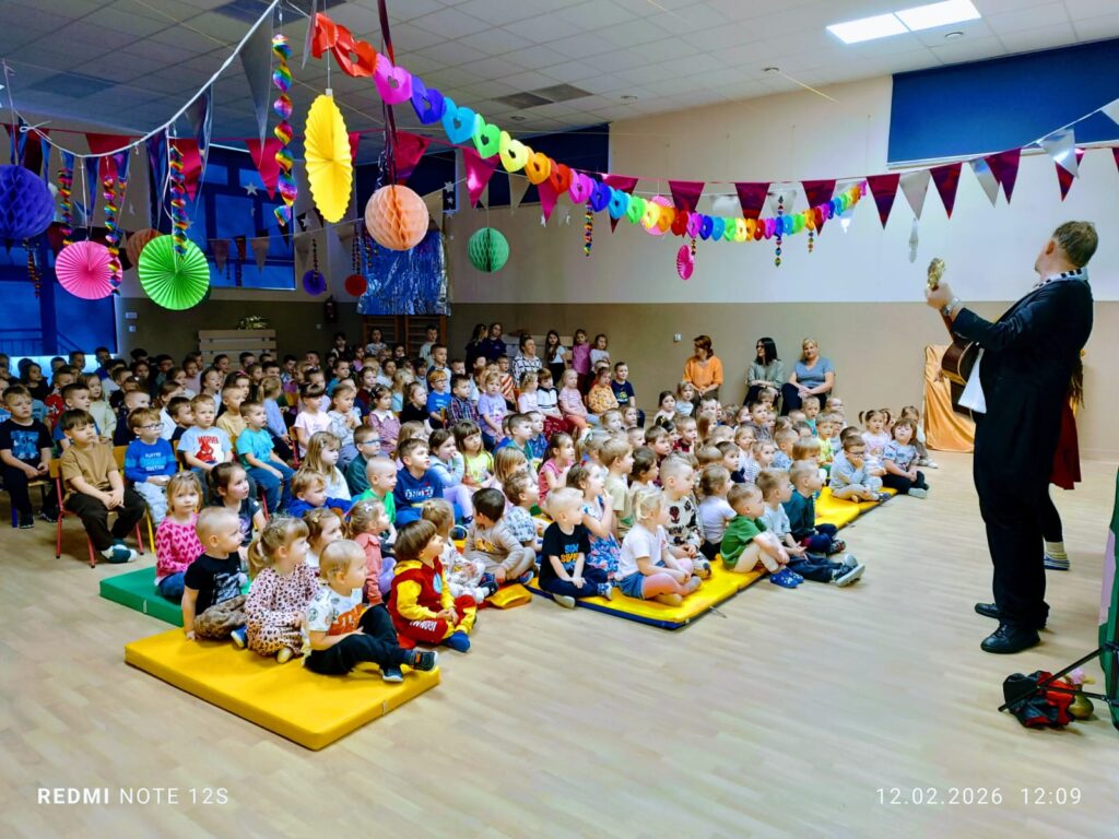 Spektakl teatralny „Muzyczne podróże do Bajlandii”.
