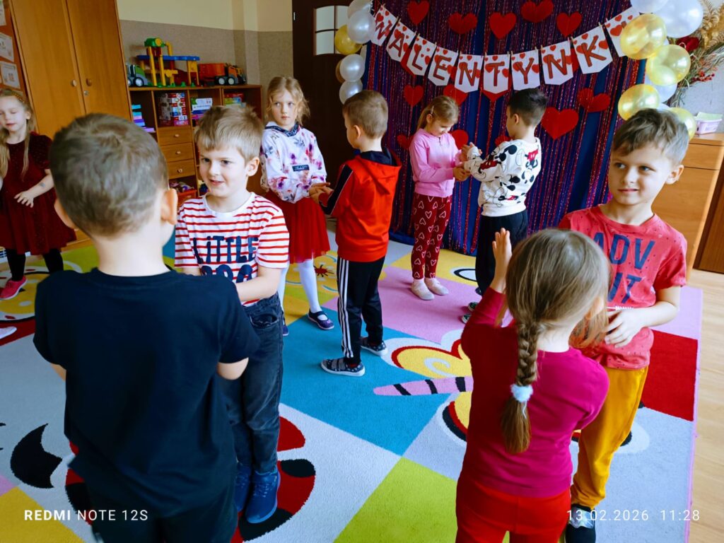 Zajęcia z rytmiki w grupie "Motylki".