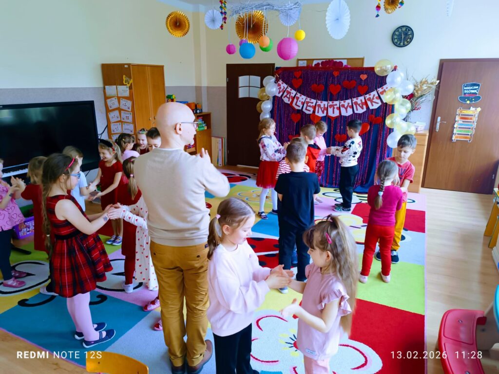 Zajęcia z rytmiki w grupie "Motylki".