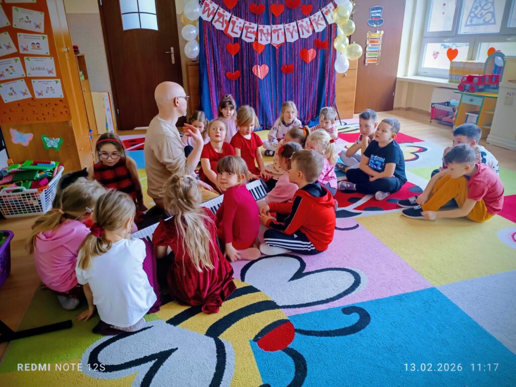 Zajęcia z rytmiki w grupie "Motylki".