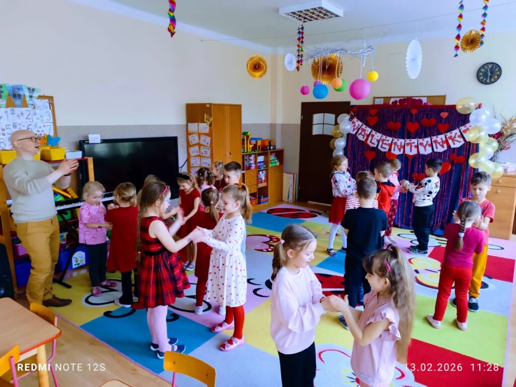 Zajęcia z rytmiki w grupie "Motylki".