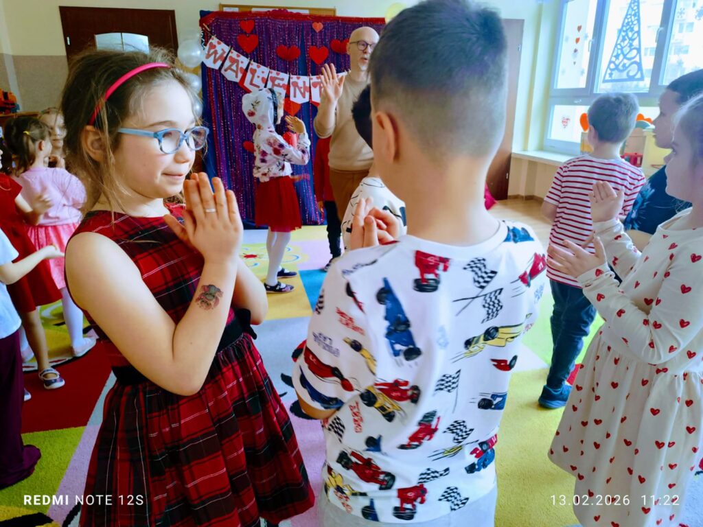 Zajęcia z rytmiki w grupie "Motylki".