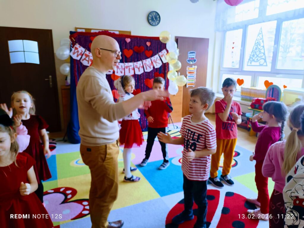 Zajęcia z rytmiki w grupie "Motylki".