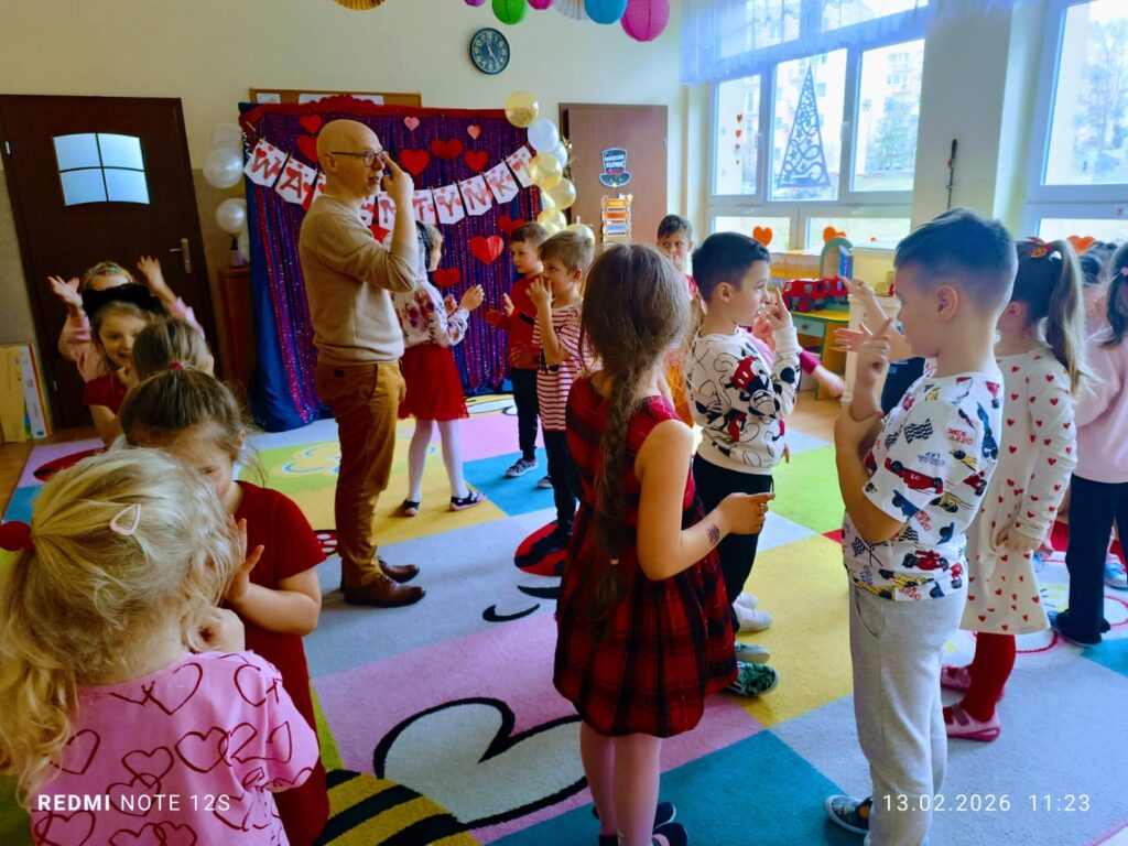 Zajęcia z rytmiki w grupie "Motylki".