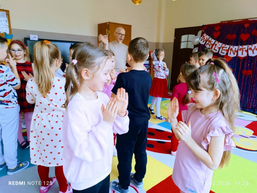 Zajęcia z rytmiki w grupie "Motylki".