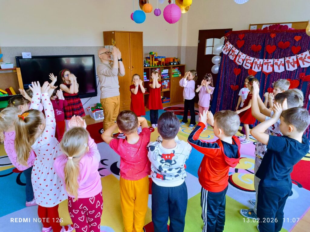 Zajęcia z rytmiki w grupie "Motylki".