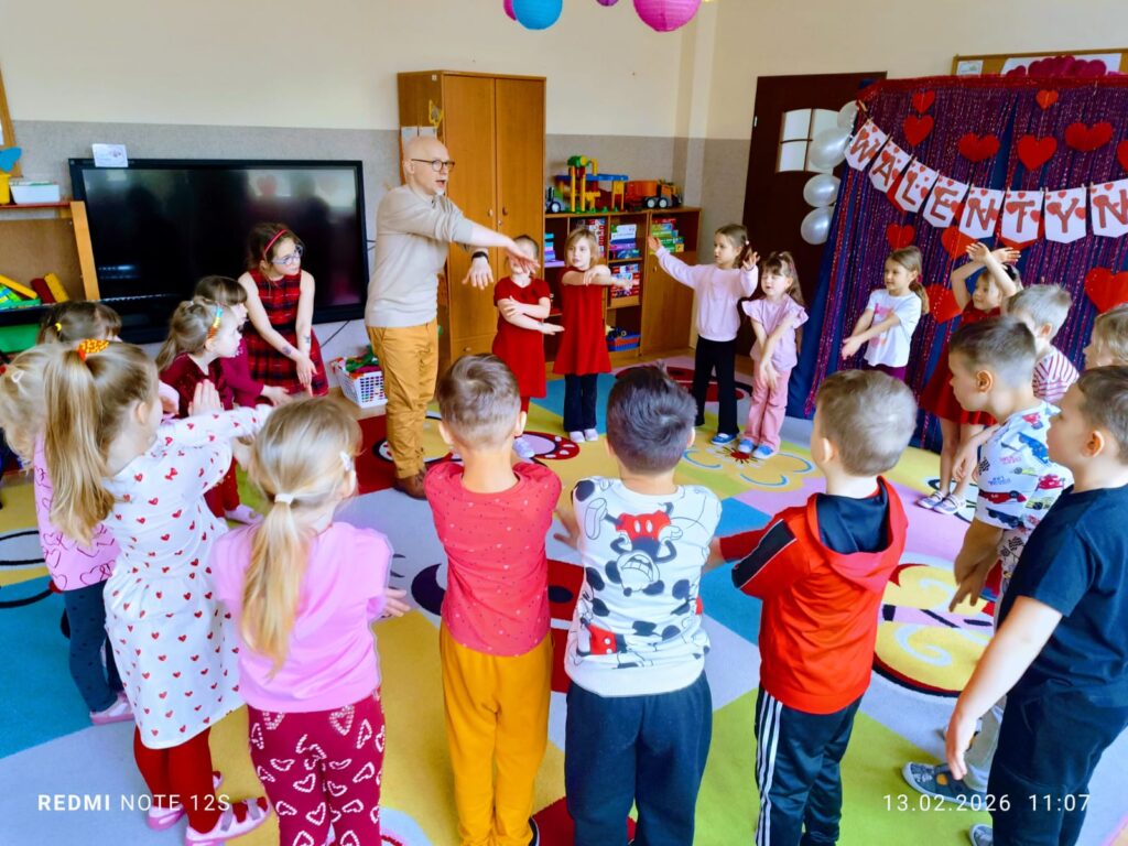 Zajęcia z rytmiki w grupie "Motylki".