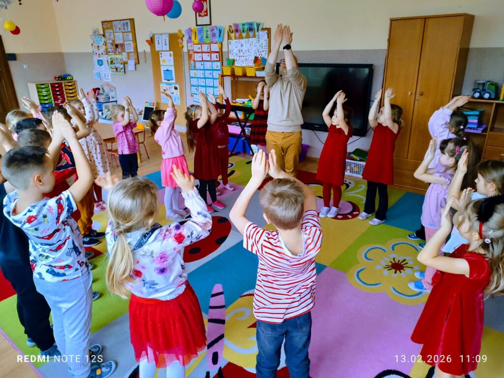 Zajęcia z rytmiki w grupie "Motylki".