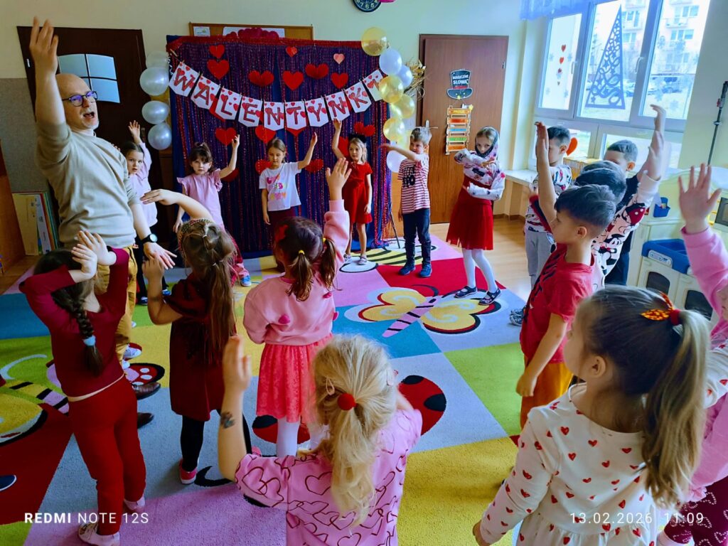 Zajęcia z rytmiki w grupie "Motylki".