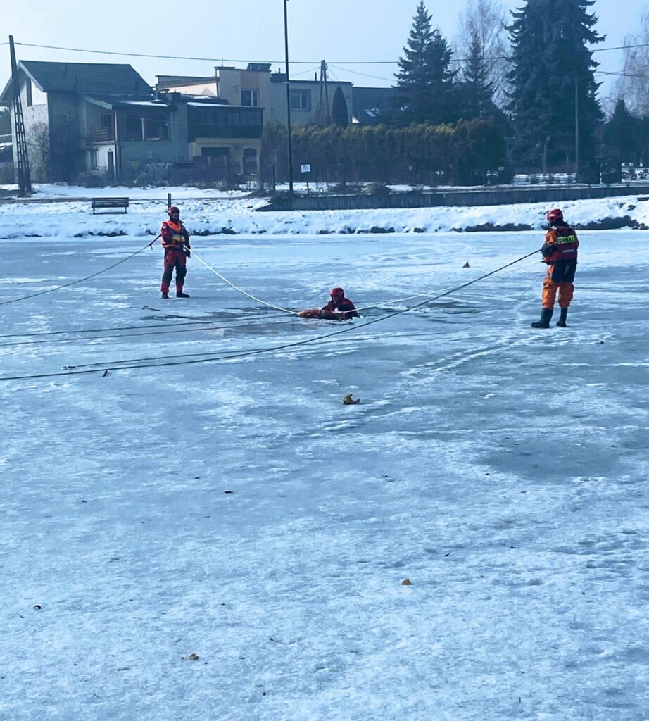 "Lekcja bezpieczeństwa nad lodem" – ćwiczenia ratownictwa lodowego w Busku-Zdroju.