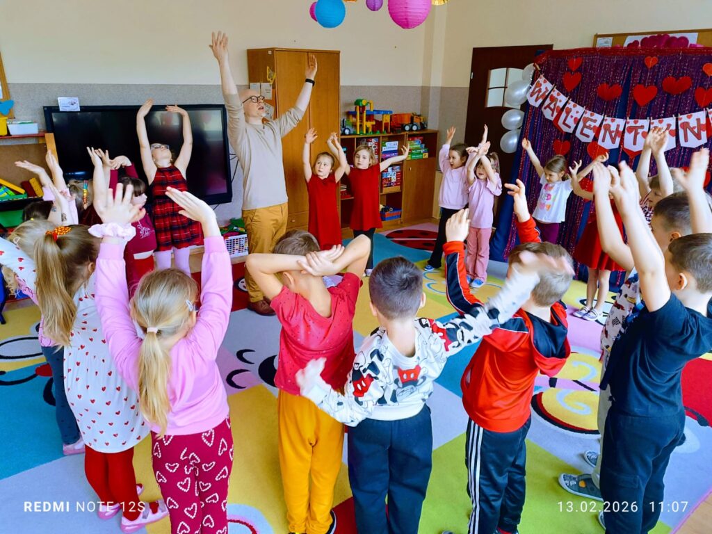 Zajęcia z rytmiki w grupie "Motylki".