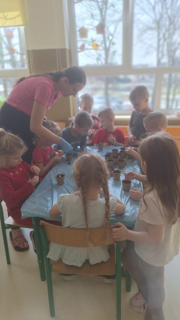 Wiosenne sadzenie w grupie Żyrafki 